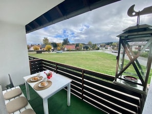 Outdoor dining - Vacation apartment in the Fichtelgebirge - near the ski slope with balcony & free parking (Mehlmeisel)
