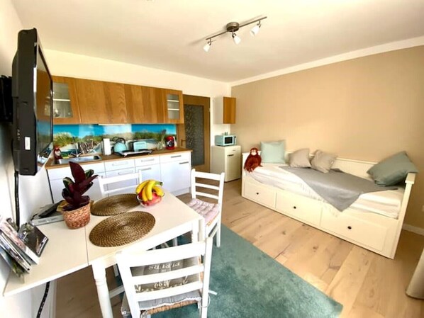 1 bedroom, travel crib, free WiFi, bed sheets - Vacation apartment in the Fichtelgebirge - near the ski slope with balcony & free parking (Mehlmeisel)