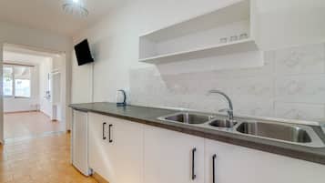 Réfrigérateur, un four, surface de cuisson, cafetière-théière