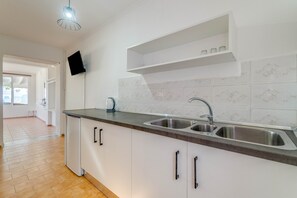 Frigorifero, forno, piano cottura, macchina per tè/caffè