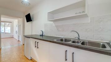 Køleskab, ovn, kogeplade, kaffe-/temaskine