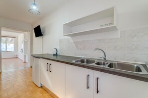 ثلاجة، فرن، موقد طهي مسطح، ماكينة لصنع القهوة/الشاي