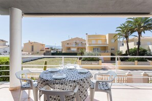 Outdoor dining - Holiday Home "Carmen" with Sea View, Terraces & Wi-Fi (Oliva)
