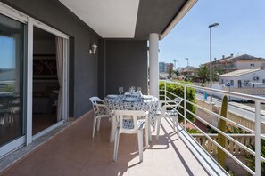 Outdoor dining - Holiday Home "Carmen" with Sea View, Terraces & Wi-Fi (Oliva)