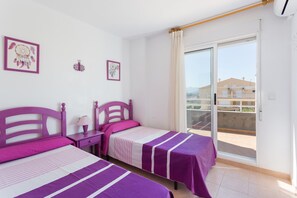 3 bedrooms, free WiFi, bed sheets - Holiday Home "Carmen" with Sea View, Terraces & Wi-Fi (Oliva)