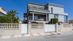 Un bâtiment moderne à deux étages, doté d’un balcon, d’une entrée sécurisée et surplombant un ciel dégagé.