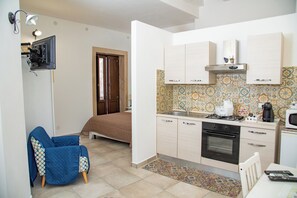 Familie-studiolejlighed - mod havet (Selene Home 200m from sea) | Privat køkken | Køleskab, mikrobølgeovn, ovn, kogeplade