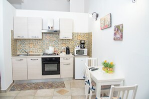 Familie-studiolejlighed - mod havet (Selene Home 200m from sea) | Privat køkken | Køleskab, mikrobølgeovn, ovn, kogeplade