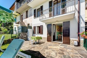 Outdoor dining - Holiday Home 'Vanni's House' with Lake View, Private Garden and Wi-Fi (Cannobio)