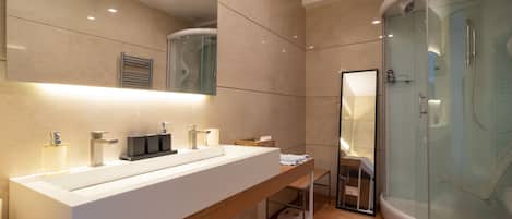Douche, séchoir à cheveux, serviettes fournies