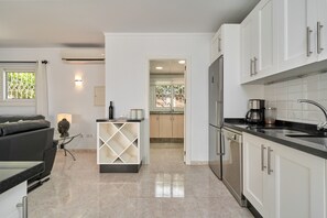 Fridge, microwave, oven, stovetop - Villa "Casa Ambar" with Sea View, Private Saltwater Pool & Wi-Fi (Nerja)