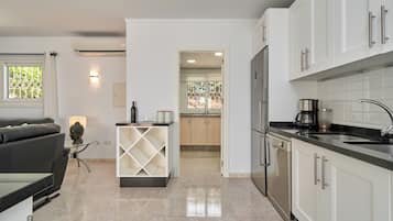 Een koelkast, een magnetron, een oven, een kookplaat