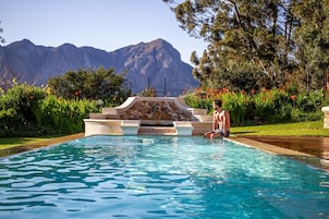 室外游泳池，提供泳池遮陽傘和日光浴躺椅