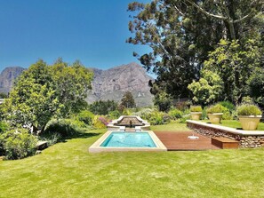 Outdoor pool, pool umbrellas, pool loungers - Banhoek Corner Guesthouse (Stellenbosch)