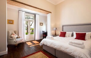 Premium Room, 1 King Bed | Premium bedding, individually decorated, individually furnished - Banhoek Corner Guesthouse (Stellenbosch)