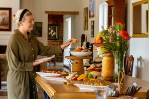 Free daily buffet breakfast - Banhoek Corner Guesthouse (Stellenbosch)