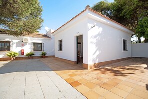 Exterior - Holiday Home "Novobarrosa A" with Sea View, Shared Pool & Wi-Fi (Chiclana de la Frontera)