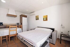 1 chambre, fer et planche à repasser, Wi-Fi gratuit, draps fournis