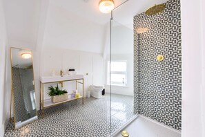 Ensemble douche/baignoire, sèche-cheveux, serviettes fournies