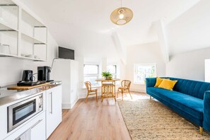 Kylskåp, mikrovågsugn, diskmaskin och kaffe- och tebryggare