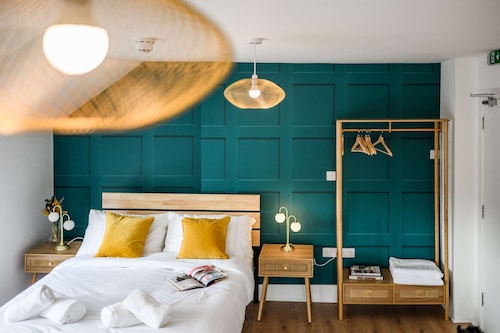 Stylish en-suite Boutique Apartment 8min to centre for 4