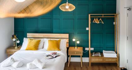 Stylish en-suite Boutique Apartment 8min to centre for 4