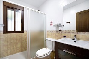 Ein Badezimmer mit Toilette, Waschbecken und Dusche.