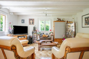 TV, DVD player, mesa de pingue-pongue