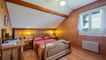 3 bedrooms, iron/ironing board, free WiFi, bed sheets