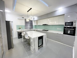 Kühlschrank, Mikrowelle, Ofen, Herdplatte