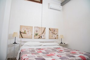 Perhehuoneisto, useita makuuhuoneita, meren rannalla (Tiche Home 200m From Sea) | 2 makuuhuonetta, ilmainen Wi-Fi, vuodevaatteet