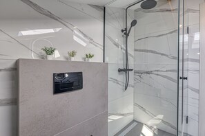 Combined shower/tub, towels, soap, shampoo