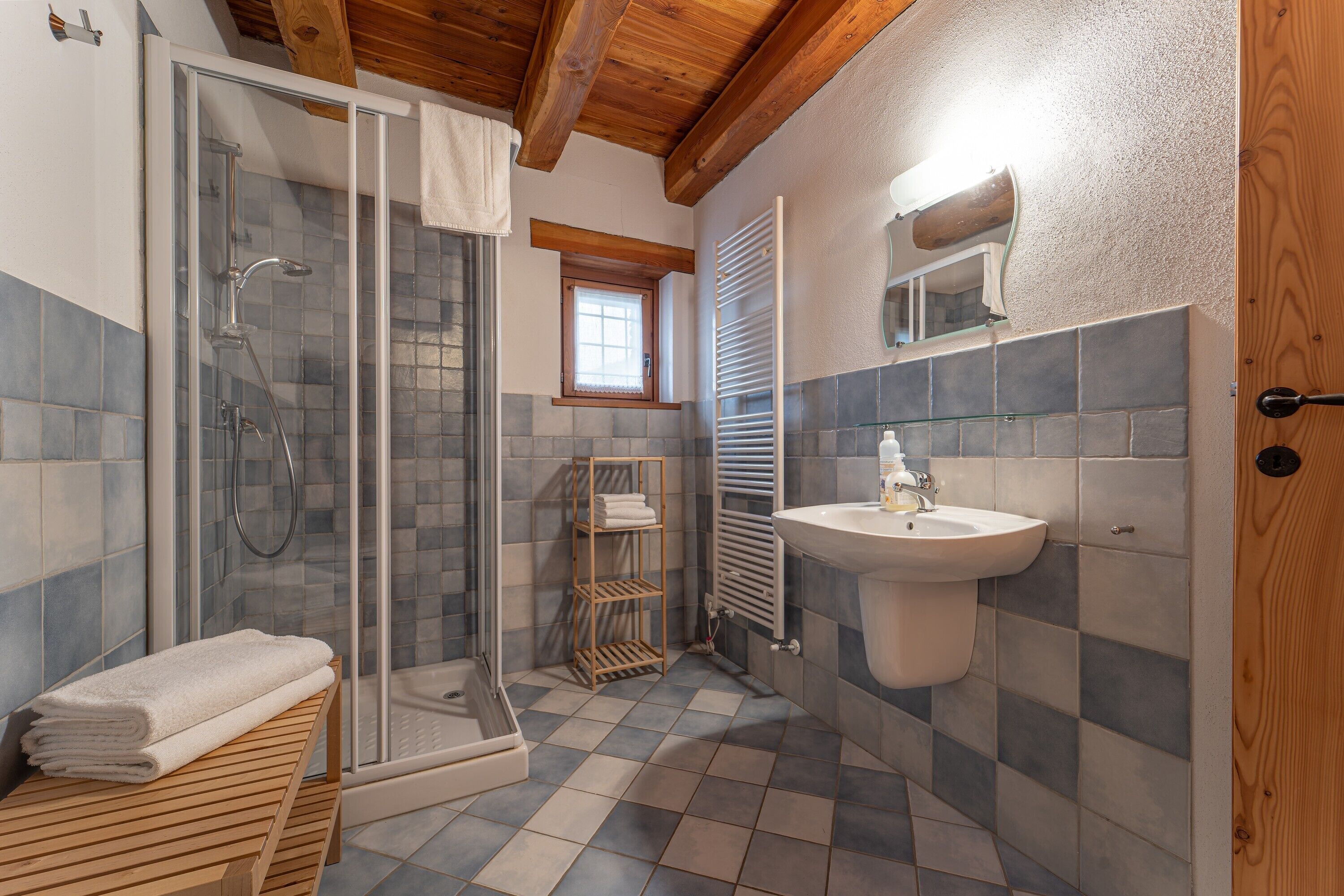 Douche, sèche-cheveux, serviettes fournies