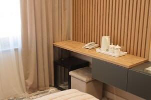 Superior-herbergi fyrir tvo, tvö rúm | Öryggishólf í herbergi, skrifborð, ókeypis þráðlaus nettenging