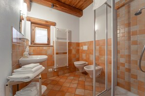 Shower, hair dryer, towels - Chalet 'Civico 11' with Mountain View, Balcony and Wi-Fi (Marmora)