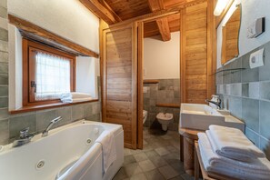 Baignoire, séchoir à cheveux, serviettes fournies