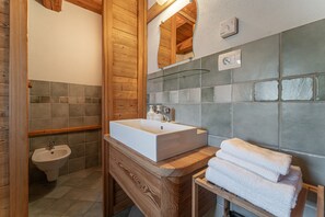 Bathtub, hair dryer, towels