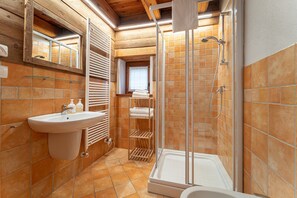 シャワー、ヘアドライヤー、タオル