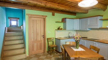 Réfrigérateur, micro-ondes, plaque de cuisson, cafetiÚre/bouilloire