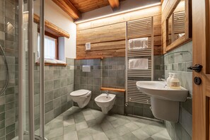 Suihku, hiustenkuivaaja, pyyhkeet