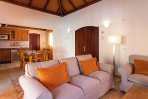 TV - Villa "Helen" with Private Pool, Private Terrace & Wi-Fi (Corralejo)