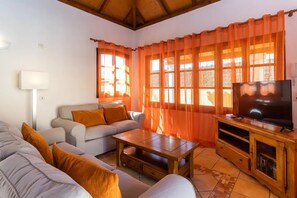 TV - Villa "Helen" with Private Pool, Private Terrace & Wi-Fi (Corralejo)