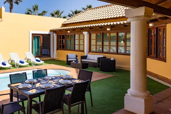 Outdoor dining - Villa "Helen" with Private Pool, Private Terrace & Wi-Fi (Corralejo)