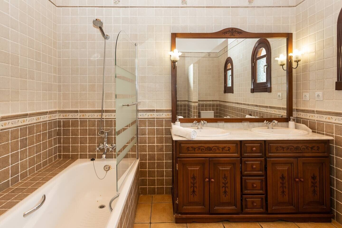 Bathtub, hair dryer, towels