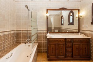 Baignoire, séchoir à cheveux, serviettes fournies