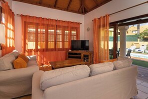 TV - Villa "Helen" with Private Pool, Private Terrace & Wi-Fi (Corralejo)