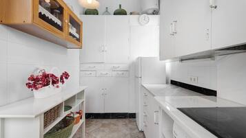 Een koelkast, een magnetron, een oven, een kookplaat