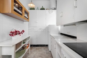 Een koelkast, een microgolfoven, een oven, een kookplaat