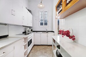 Frigorífico, microondas, horno y placa de cocina