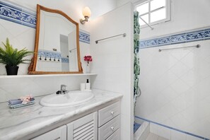 Bruser, gratis toiletartikler, hårtørrer, håndklæder